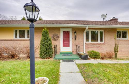 Hike and Ski Scenic Group Retreat in Wardensville - Foto 36