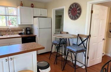 Cheerful pet-friendly bungalow right in town - Foto 5