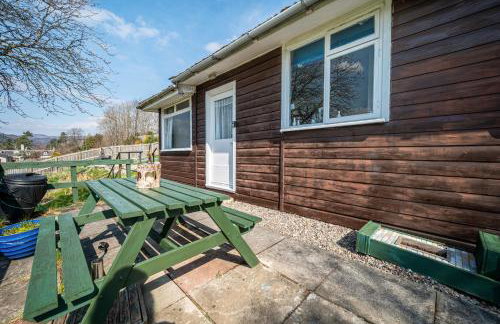 2 Bed Chalet - Sleeps 4 - River and Mountain Views - Foto 21