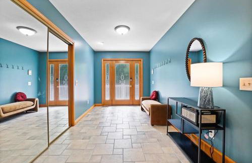 6BR Houghton Lake House with Indoor Pool, Hot Tub and Golf Simulator - Photo 34