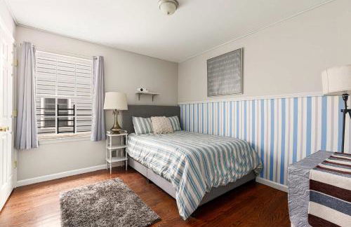 Newark Gem Ruby 3BR, 3BA - Sleeps 14 - Walk to Prudential Center and Newark Penn Station, Near EWR and American Dream Mall, includes Parking - WiFi - Laundry - Backyard - Gym - Foto 16