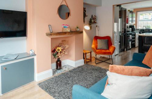 Charming Victorian Terrace near City with Free Parking - Foto 8