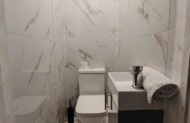 Bright 4BR Home, Outdoor Garden, Easy Parking - Foto 19