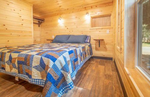 The Twilight Cabin #4 at Blue Spruce RV Park & Cabins - Foto 10