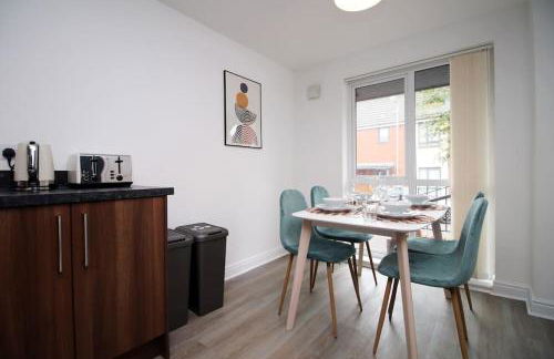 Modern and Cosy 3 Bed House Close to Cardiff City Centre perfect for Family Relocations, Contractors & Groups by Gurkha Stay with Free Parking and Wifi - Foto 27