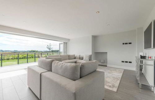 Modern 5 Bedroom Luxury Home with Sea Views and Hot Tub - Photo 22