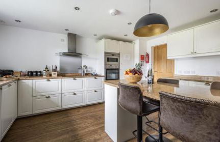 Stunning Barn Conversion with HOT TUB and ALPACAS - Ty Cerrig Barn - Photo 8