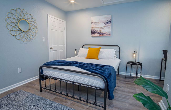 Escape to 4br/3ba Brand New Downtown Home - Foto 10