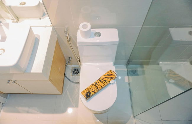 Comfort 1Br With Working Room At Daan Mogot City Apartment - Foto 14