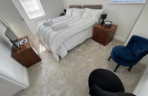 Detached 4BR House - Private Garden, Garage & Parking - Perfect for Long Stays, Families, Contractors - Photo 17