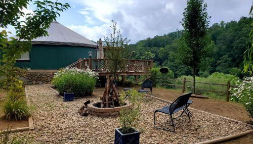 Unique Yurt Rental on Peony Farm with Riverfront View in Clyde, North Carolina - Foto 4