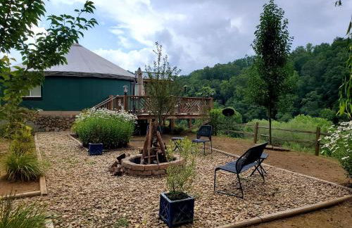 Unique Yurt Rental on Peony Farm with Riverfront View in Clyde, North Carolina - Foto 4