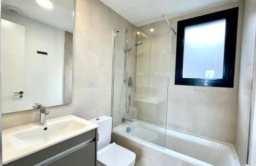 Luxury 3 Bedroom Apartment 300m from the Beach - Photo 26