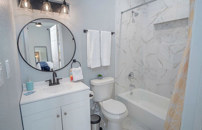 Delightfully Renovated 4 Br/2 BA Near DT Riverwalk - Foto 15