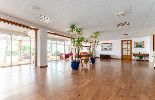 Sol y Mar Apartments - Photo 2