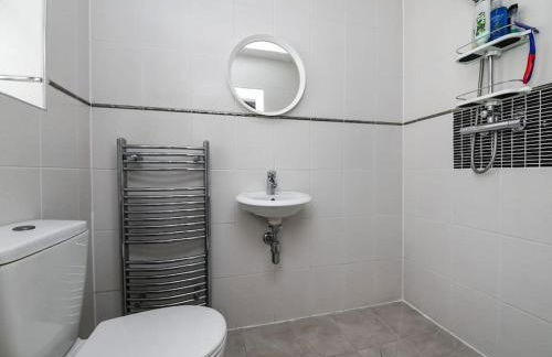 Specious 3bed property with parking & large garden - Foto 15