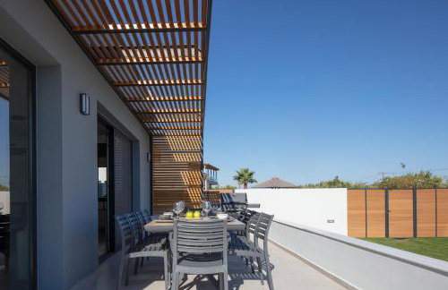 Sunnyside Villas, Just Steps to the Beach & Restaurants, By ThinkVilla - Photo 63