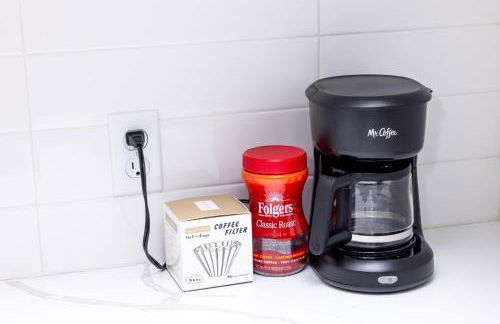 Luxe Retreat, Modern Gem with Private Backyard Oasis - Foto 20