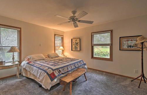 Spacious Lakehouse with Deck, Kayaks, and Dock! - Foto 17