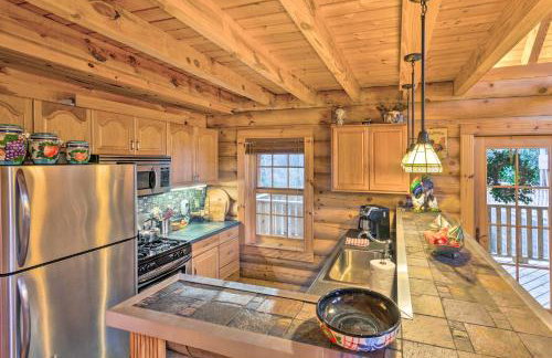 Family Friendly! Linville Cabin with Wraparound Deck - Foto 7