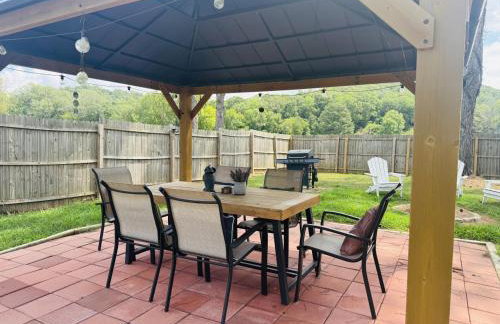 Rustic Chic Alabama Cabin w Loft Fire Pit Pet Friendly Fenced Yard Lake Guntersville - Lucky Lodge - Foto 9
