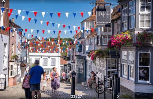 THE HIDEAWAY - LUXURY SELF CATERING COASTAL APARTMENT with PRIVATE ENTRANCE & KEY BOX ENTRY JUST A FEW MINUTES WALK TO THE BEACH, SOLENT WAY WALK, SHOPS and many EATERIES & BARS - FREE OFF ROAD PARKING,FULL KITCHEN, LOUNGE,BEDROOM , BATHROOM & WI-FI - Foto 8