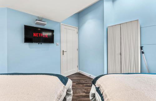 Elegant Retreat in Cheltenham - Garden & Parking Included - Foto 35