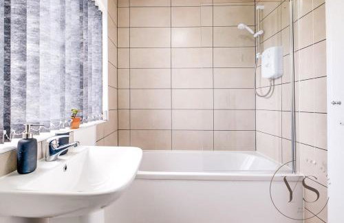 Modern 3BR Home in 9 Anson Rd Near Sandwell Hospital with Garden and Free Parking - Foto 57