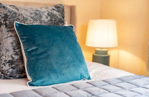 Great 3 bed Handbridge home Sleeps 6 EV Charger - Photo 25