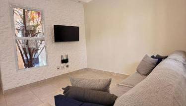 Casa inteira 2 quartos e churrasqueira - Foto 2