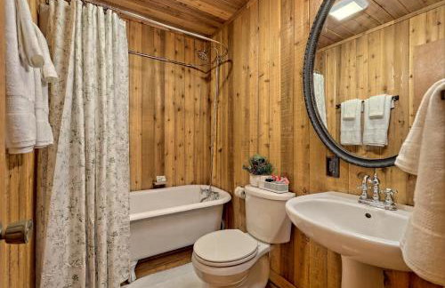 Waterfront A-Frame Cabin w Hot Tub, Outdoor Kitchen, Firepit Near Hiking & ATV Trails - 10 mins to Helen, GA - Foto 21