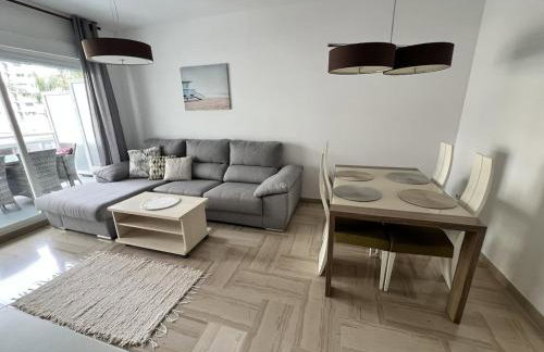 Modern apartment with a big pool and free parking - Photo 17