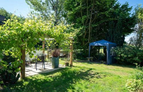 Spacious Cotswolds House Garden with Hot Tub - Foto 6