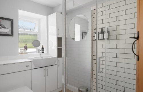 Serene Cottage Nr the Waterfront Topsham - Photo 12