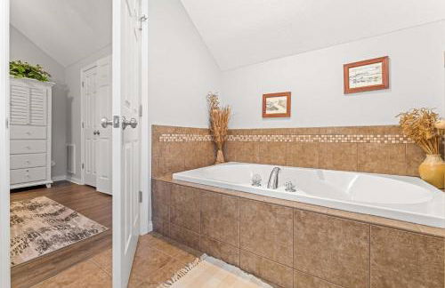 Family-friendly Home Hot Tub Lake View & Pool Access - Foto 36