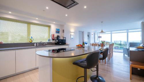 Spacious Coastal Retreat with Sea Views - Foto 2