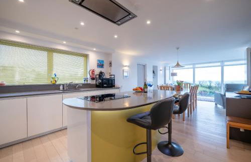 Spacious Coastal Retreat with Sea Views - Foto 2