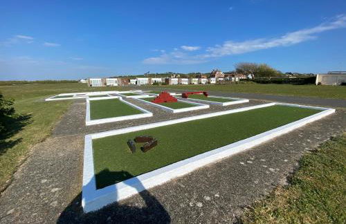 Bay - Brambles Chine, Colwell Bay - 5 star WiFi - Short walk to The Hut and beach - 1 night stays available - Ferry offers - Photo 21