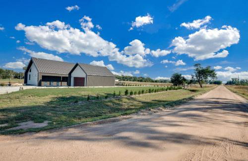 Modern Cabin Near Cheney Lake W Pool and Hot Tub - Foto 54