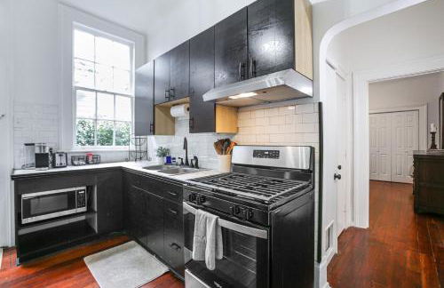 Updated Bourbon Street Condo with Smart TVs! - Foto 10