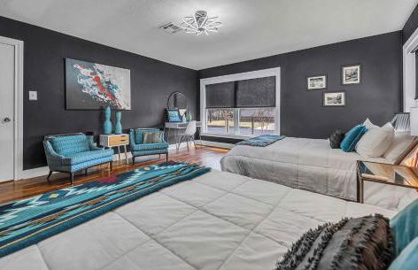 New-The Mod Poppy Large home 10 minutes from it all - Photo 37