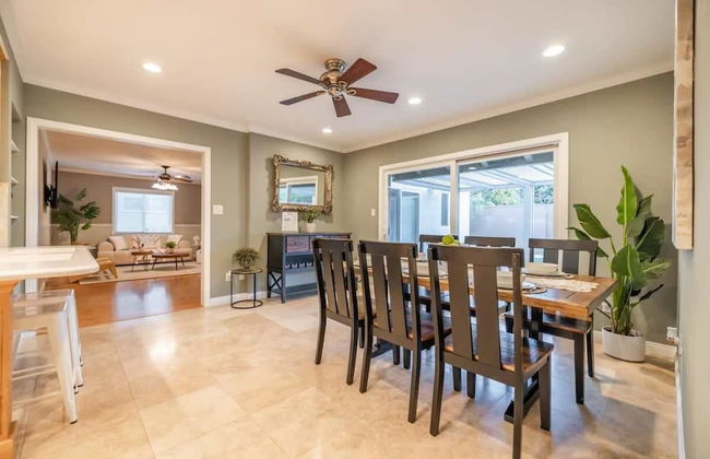 Marbella Lane - Charming 4BR Bungalo for Relaxing Retreat - Photo 18