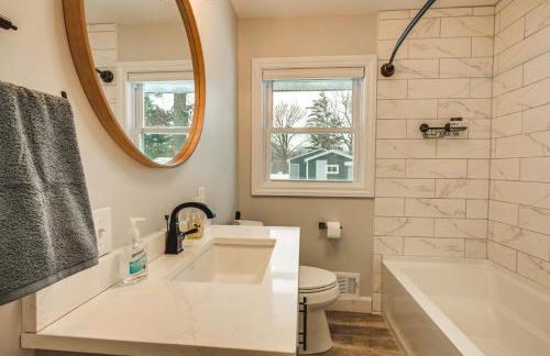 Riverfront Michigan Cottage with Fire Pit and Kayaks! - Foto 12