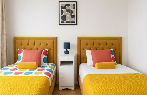 Modern 3 Bedroom Home, Free Parking, Garden, Sleeps 7 - Photo 19