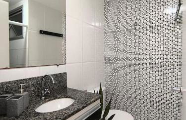 Apto Inteiro - Com roupa de cama e banho - Elevador - Garagem - Wi-fi - Vista Mar de todas as janelas e varanda - Foto 12