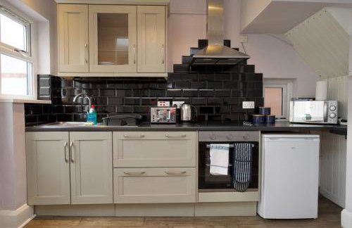 London Road Villa - Free Netflix, Private Parking, WiFi & Private Garden - Photo 6