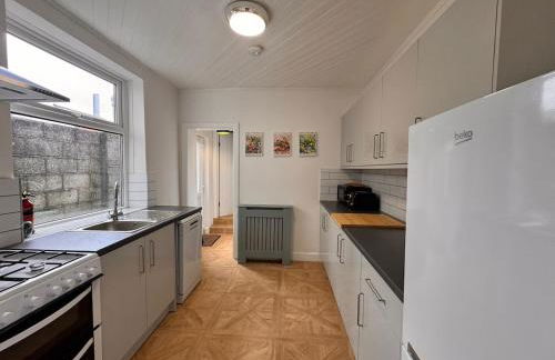 Large New 5 Bedroom 2 Bathroom House in Central Southampton - Free Parking - Foto 9