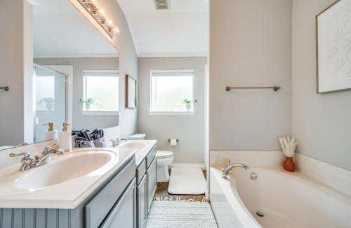 Lakefront Oasis King BDGame RoomLake Access - Foto 13