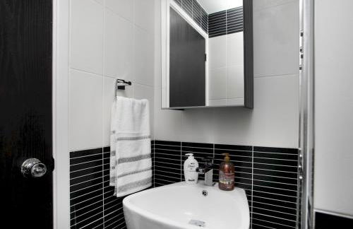 Charming Home - Free Parking - Private Garden - Pass the Keys - Foto 37