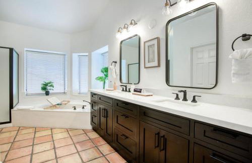 Upscale Phoenix Abode Walk to South Mountain Park - Foto 10